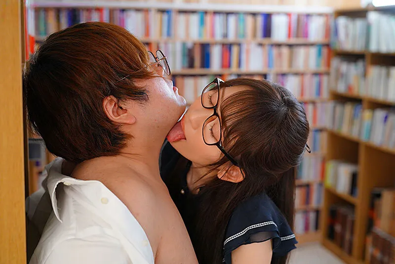 Cô thủ thư nhìn nghiêm túc nhưng lại khoe hàng với cậu nam sinh